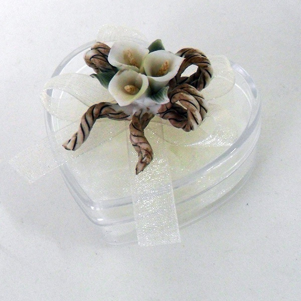 Scatolina cuore in plastica rigida con fiore in porcellana