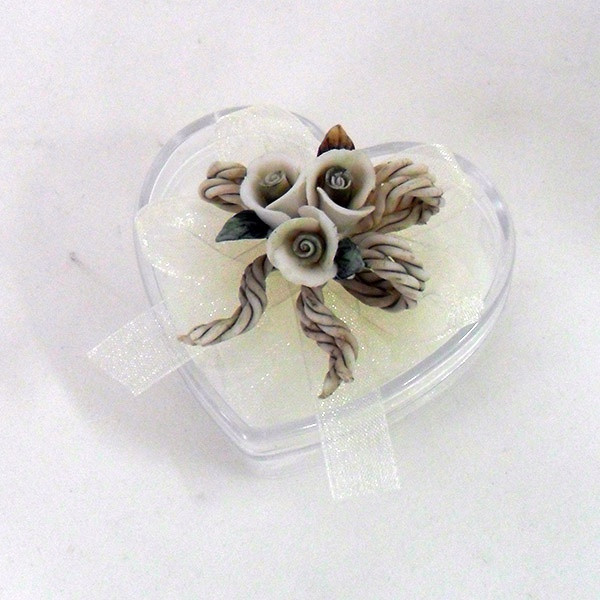 Scatolina cuore in plastica rigida con fiore in porcellana