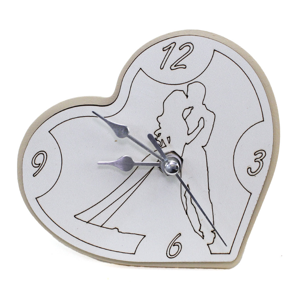Orologio Cuore con Coppia Sposi inciso in legno per Nozze Matrimonio da Scrivania