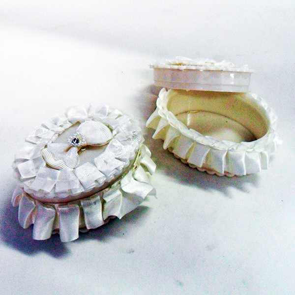 12 Scatoline in plastica a forma ovale rivestita con raso bianco