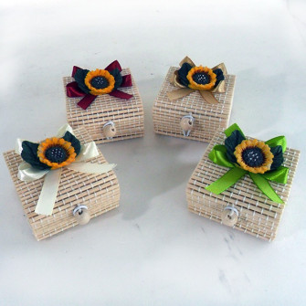 Scatoline in bambù con fiore in resina