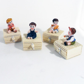 Scatoline in bambu con bambini in resina