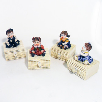 Scatoline in bambu con bambine in resina